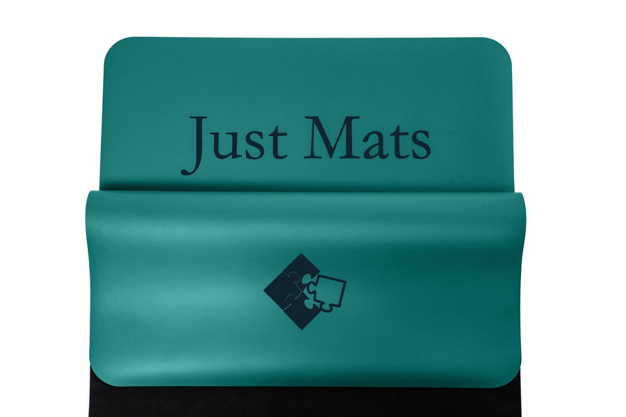 Minimalistische Yogamatte PUREFLOW PRO aus Naturkautschuk und PU-Leder in Türkis mit kratzfester Oberfläche.