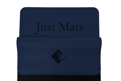 Minimalistische Yogamatte PUREFLOW PRO aus Naturkautschuk und PU-Leder in Dunkelblau mit kratzfester Oberfläche.