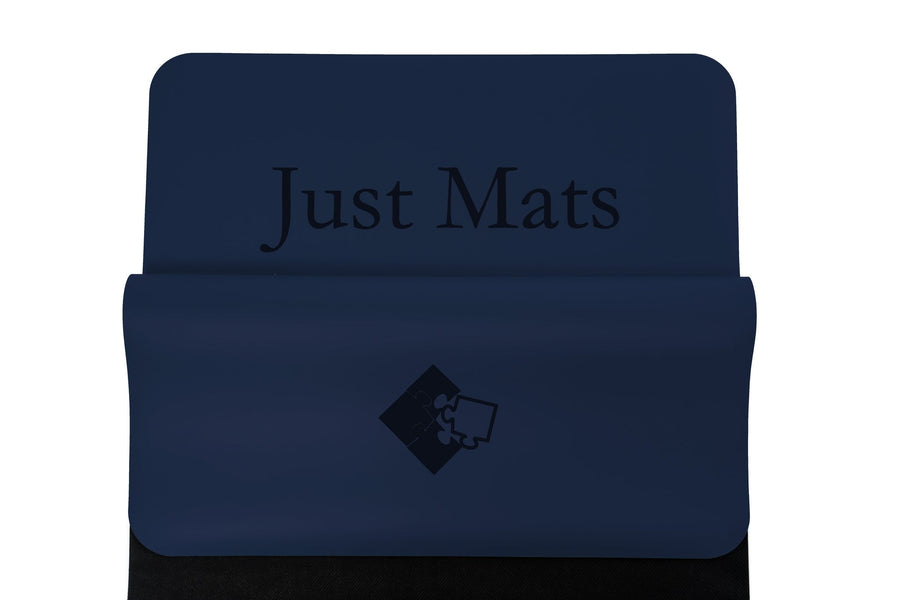 Minimalistische Yogamatte PUREFLOW PRO aus Naturkautschuk und PU-Leder in Dunkelblau mit kratzfester Oberfläche.