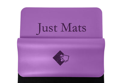 Yogamatte PUREFLOW PRO in Lila mit kratzfester PU-Leder-Oberfläche, ideal für Yoga und Haustierbesitzer.