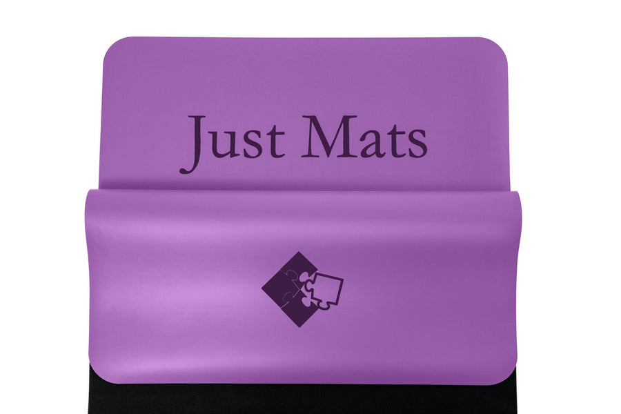 Yogamatte PUREFLOW PRO in Lila mit kratzfester PU-Leder-Oberfläche, ideal für Yoga und Haustierbesitzer.