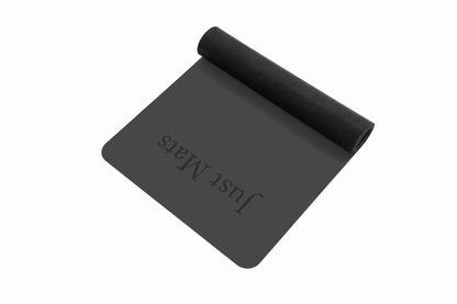 Minimalistische Yogamatte PUREFLOW PRO aus Naturkautschuk und kratzfestem PU-Leder in Schwarz, ideal für Tierbesitzer.