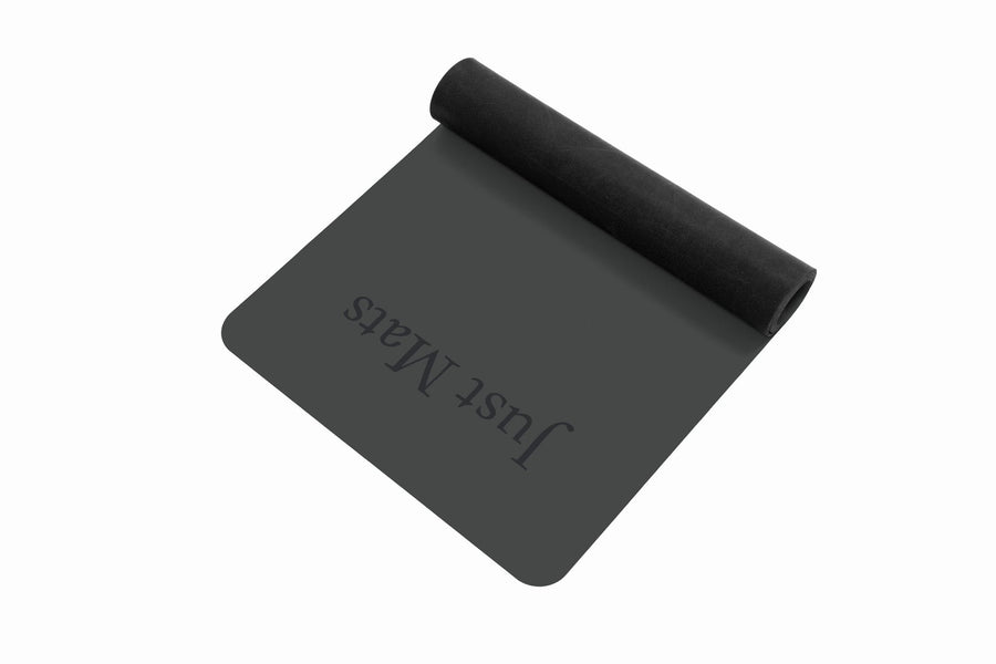 Minimalistische Yogamatte PUREFLOW PRO aus Naturkautschuk und kratzfestem PU-Leder in Schwarz, ideal für Tierbesitzer.