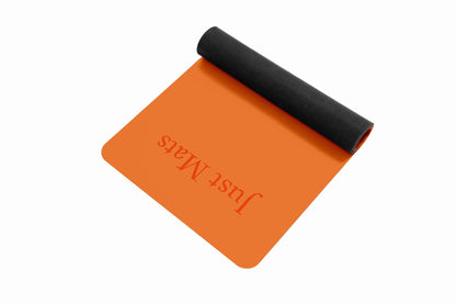 Yogamatte PUREFLOW PRO in Orange und Schwarz aus Naturkautschuk und PU-Leder mit rutschfester Oberfläche.