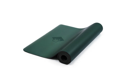 Minimalistische Yogamatte PUREFLOW PRO aus Naturkautschuk und PU-Leder in Dunkelgrün, kratzfest und rutschfest.