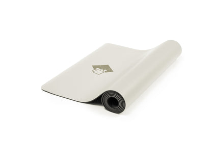 Kratzfeste Yogamatte PUREFLOW PRO aus Naturkautschuk und PU-Leder in Beige, ideal für Tierbesitzer und täglichen Gebrauch.