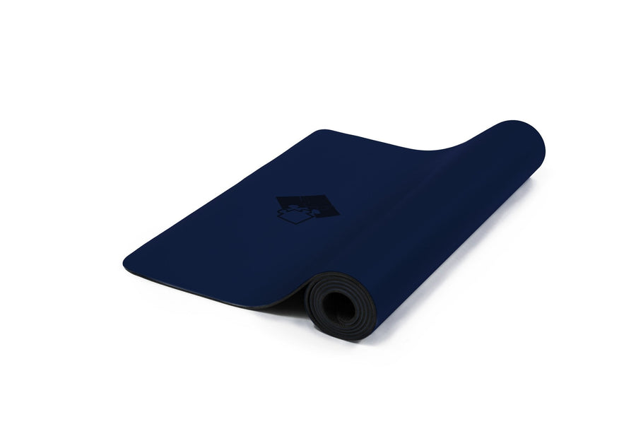 Dunkelblaue Yogamatte PUREFLOW PRO aus Naturkautschuk und PU-Leder mit kratzfester Oberfläche für optimalen Grip.
