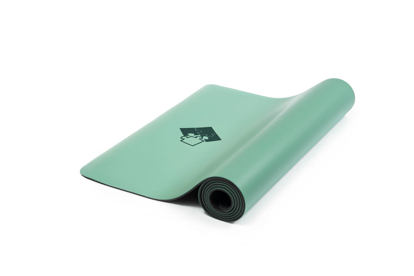 Minimalistische Yogamatte PUREFLOW PRO aus Naturkautschuk und PU-Leder in sanftem Grün, kratzfest und rutschfest.