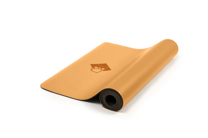 Kratzfeste Yogamatte PUREFLOW PRO aus Naturkautschuk und PU-Leder in warmem Orange, ideal für Haustierbesitzer.