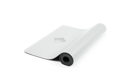 Kratzfeste Yogamatte PUREFLOW PRO aus Naturkautschuk und PU-Leder in Weiß, ideal für Tierbesitzer.