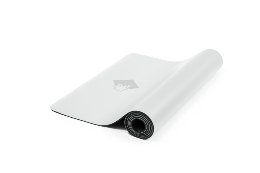 Kratzfeste Yogamatte PUREFLOW PRO aus Naturkautschuk und PU-Leder in Weiß, ideal für Tierbesitzer.