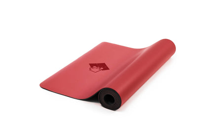 Rote Yogamatte PUREFLOW PRO aus Naturkautschuk und PU-Leder mit kratzfester Oberfläche, ideal für Haustierbesitzer.