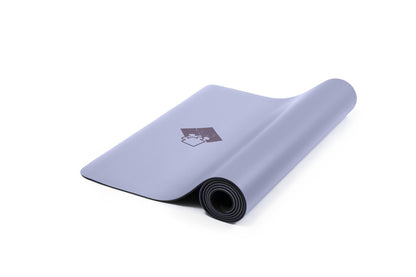 Minimalistische Yogamatte PUREFLOW PRO aus Naturkautschuk und PU-Leder in sanftem Lila mit kratzfester Oberfläche.