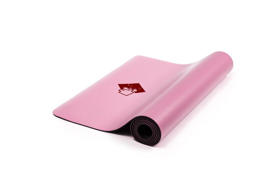 Rosa Yogamatte PUREFLOW PRO aus Naturkautschuk und PU-Leder mit kratzfester Oberfläche für optimalen Grip.