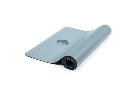 Yogamatte PUREFLOW PRO aus Naturkautschuk und PU-Leder in Hellblau mit rutschfester Struktur für optimalen Grip.