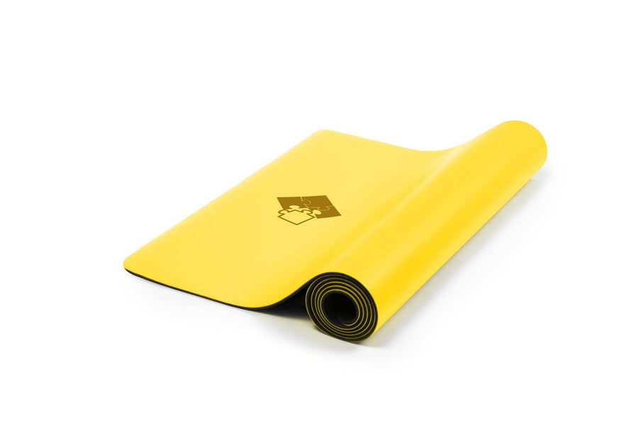 Kratzfeste Yogamatte PUREFLOW PRO aus Naturkautschuk und PU-Leder in Gelb, ideal für Haustierbesitzer.