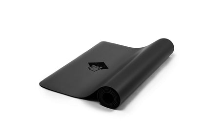 Minimalistische Yogamatte PUREFLOW PRO aus Naturkautschuk und kratzfestem PU-Leder in Schwarz, ideal für Tierbesitzer.