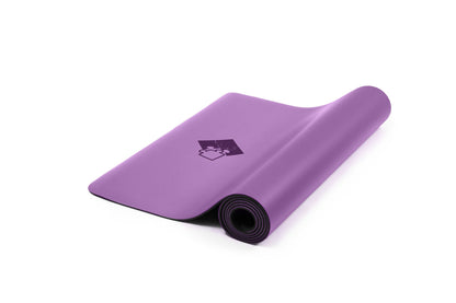 Yogamatte PUREFLOW PRO in Lila aus Naturkautschuk und kratzfestem PU-Leder mit rutschfester Struktur.