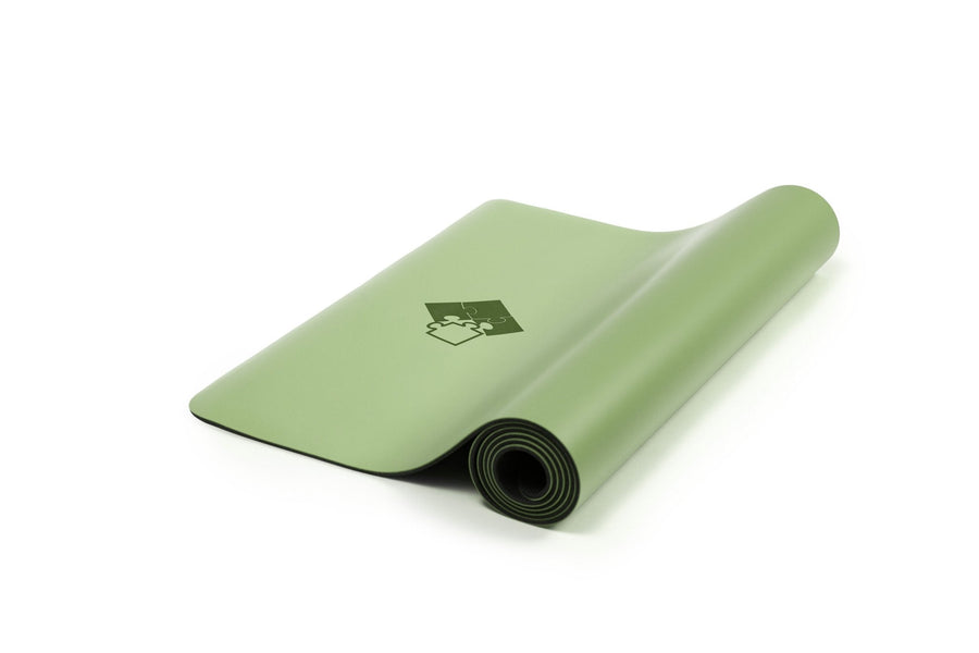 Kratzfeste Yogamatte PUREFLOW PRO aus Naturkautschuk und PU-Leder in sanftem Grün, ideal für Haustierbesitzer.