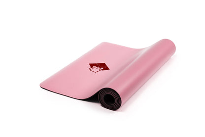 Rosa Yogamatte PUREFLOW PRO aus Naturkautschuk und PU-Leder mit kratzfester Oberfläche für Tierbesitzer.