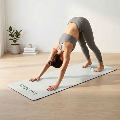 Minimalistische Yogamatte PUREFLOW PRO aus Naturkautschuk und PU-Leder in Hellgrau, ideal für Yoga und Haustierbesitzer.