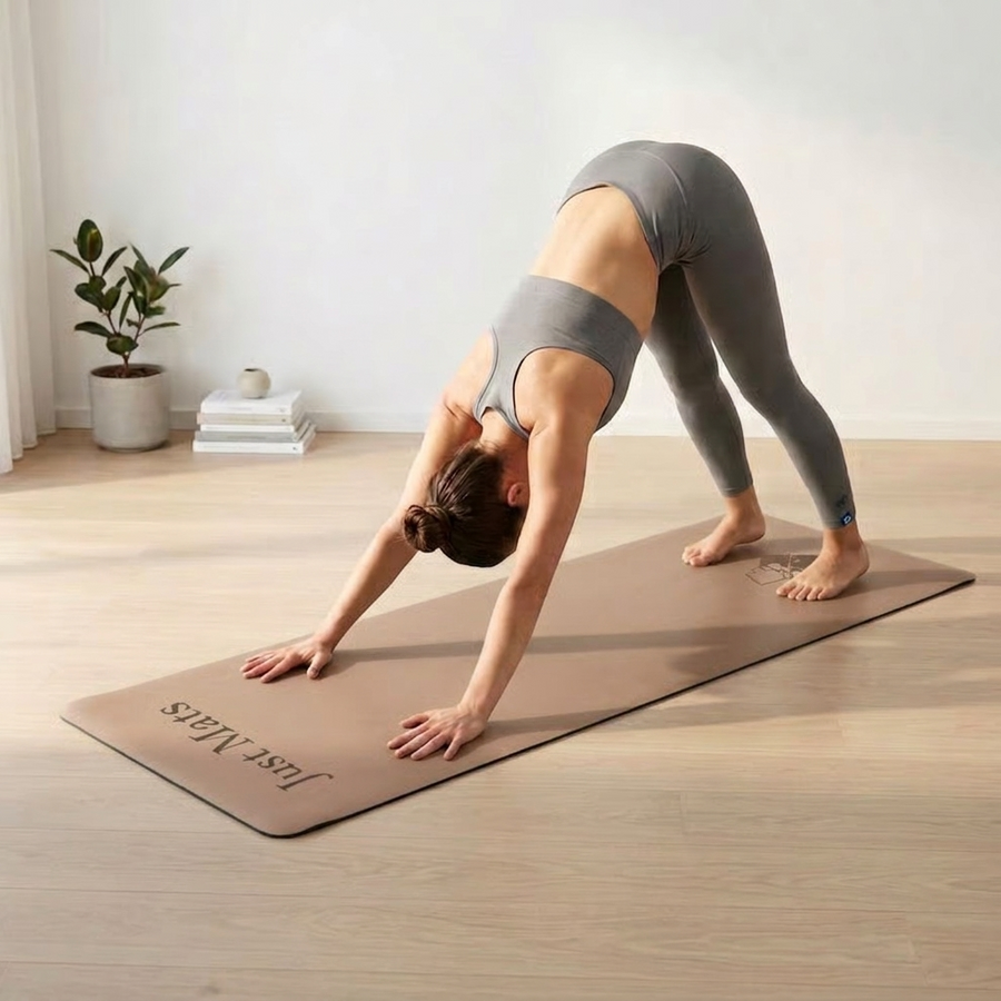 Minimalistische Yogamatte PUREFLOW PRO aus Naturkautschuk und PU-Leder in Beige, rutschfeste Struktur für optimalen Grip.