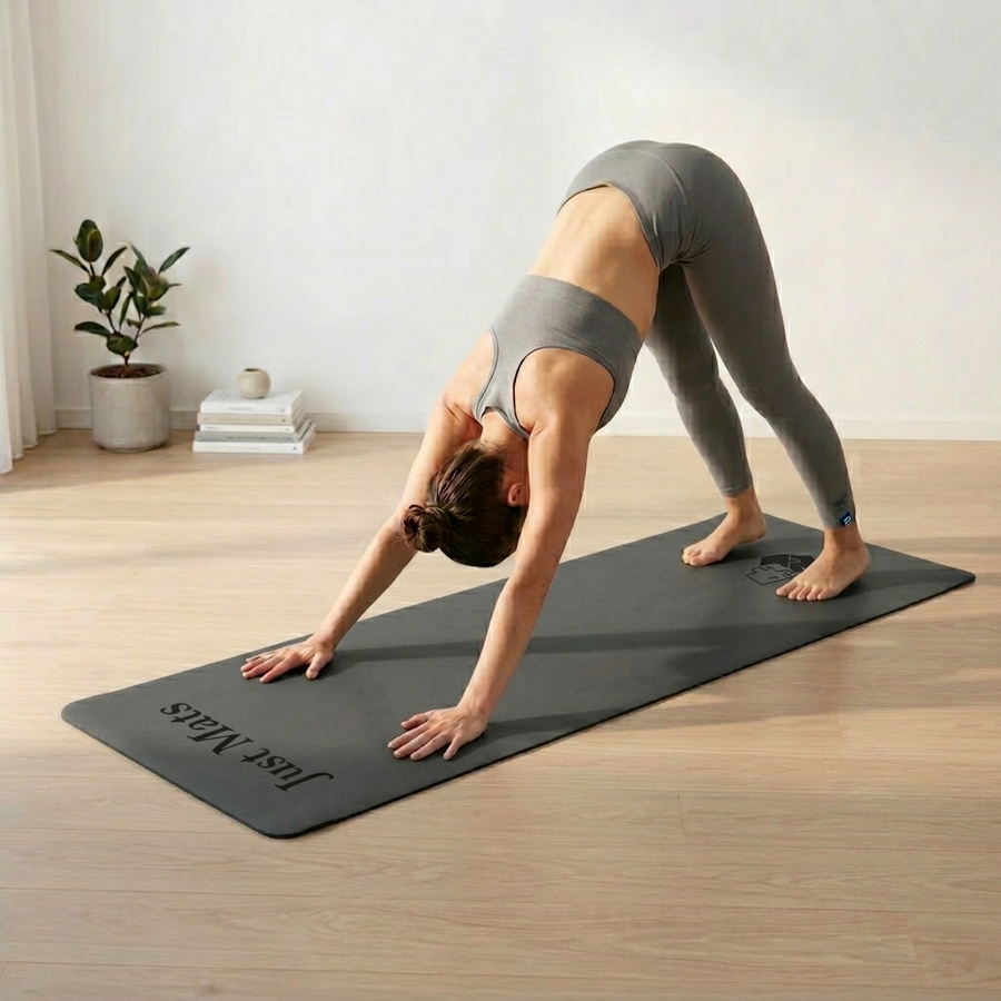Minimalistische Yogamatte PUREFLOW PRO aus Naturkautschuk und PU-Leder in Grau, ideal für Yoga und Tierbesitzer.