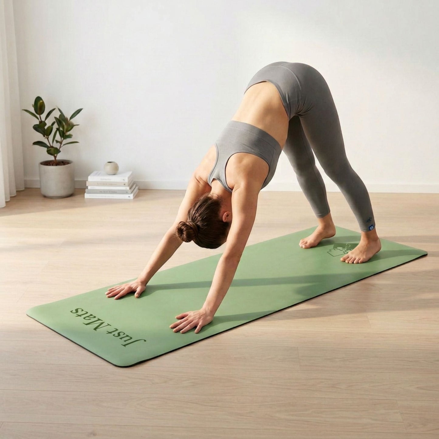 Minimalistische Yogamatte PUREFLOW PRO aus Naturkautschuk und PU-Leder in Grün, ideal für Haustierbesitzer.