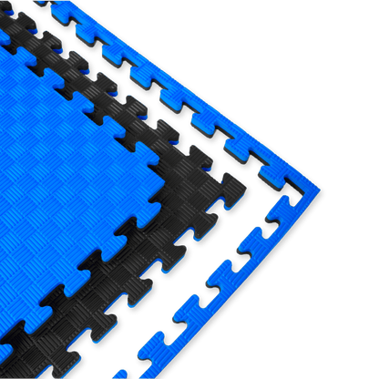 Kampfsport Puzzlematte 100 x 100 cm in Blau und Schwarz mit strukturierter Oberfläche und Verzahnung, ideal für Boden- und Fallschutz im Training.