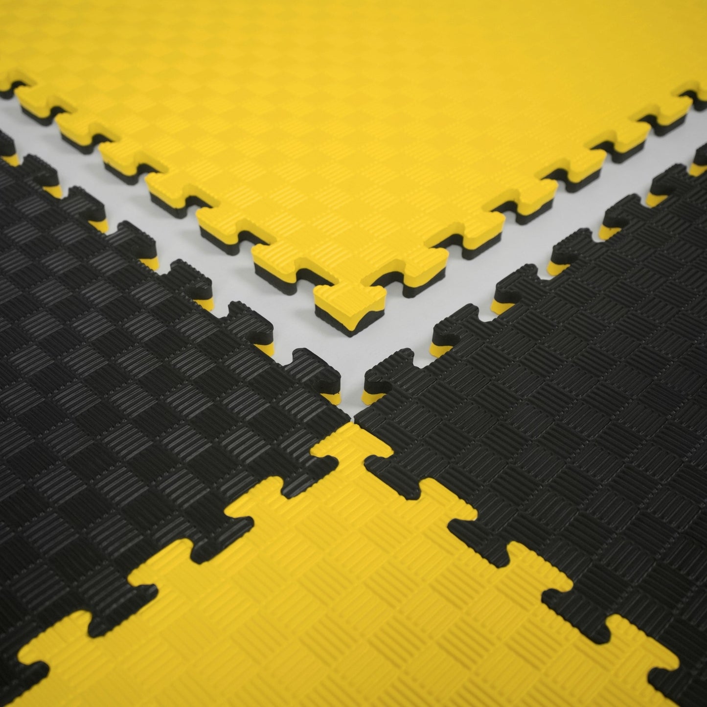 Kampfsport Puzzlematte 100 x 100 cm in Gelb und Schwarz mit rutschfester Oberfläche. Ideal als Bodenmatte für Fitness, Yoga und Gymnastik.