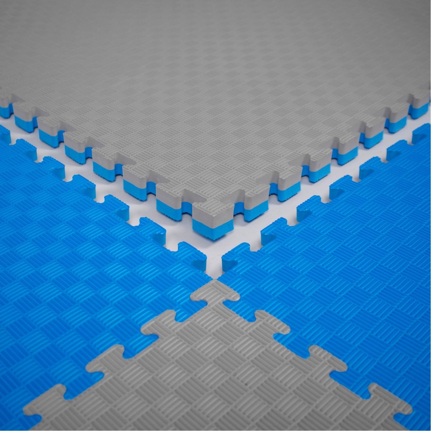 Kampfsport Puzzlematte 100 x 100 cm in Grau und Blau mit ineinandergreifendem Design. Ideal als Bodenschutzmatte für Fitness und Gymnastik.