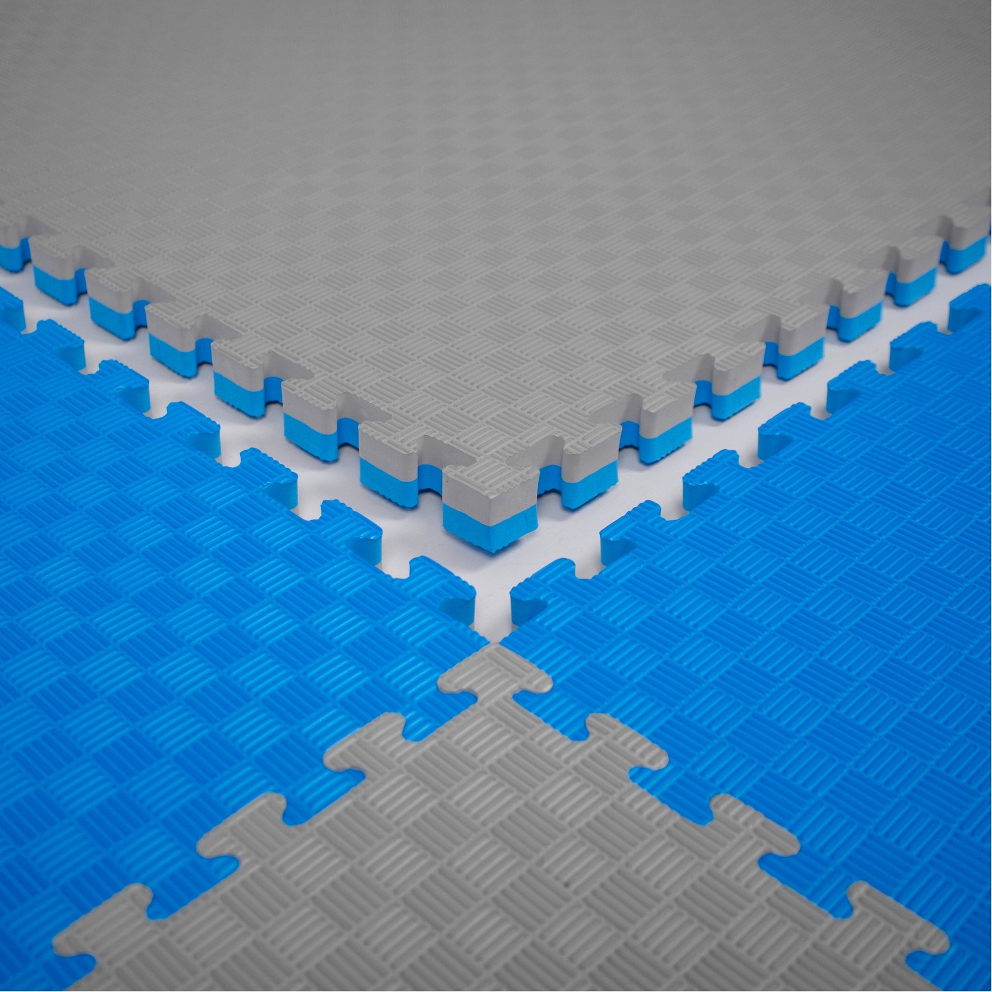 Kampfsport Puzzlematte 100 x 100 cm in Grau und Blau mit ineinandergreifendem Design. Ideal als Bodenschutzmatte für Fitness und Gymnastik.