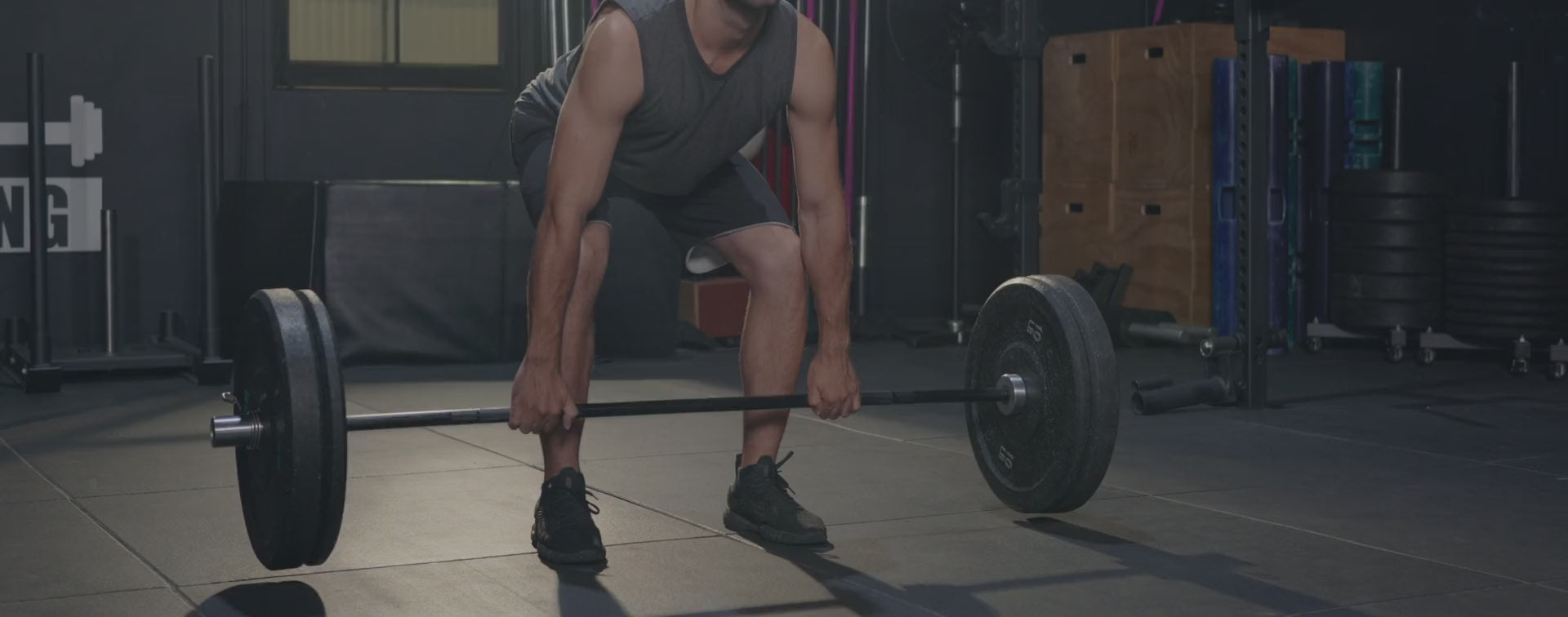 Kreuzheben auf IronBase Bodenschutzmatten im Gym