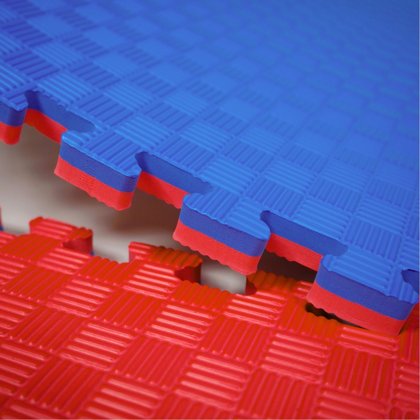 Kampfsport Puzzlematte 100 x 100 cm in Blau und Rot mit rutschfester Oberfläche und verzahntem Rand – ideal für Fitness und Gymnastik.