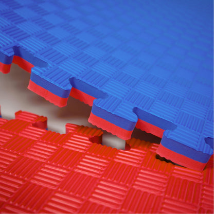 Kampfsport Puzzlematte 100 x 100 cm in Blau und Rot mit rutschfester Oberfläche und verzahntem Rand – ideal für Fitness und Gymnastik.