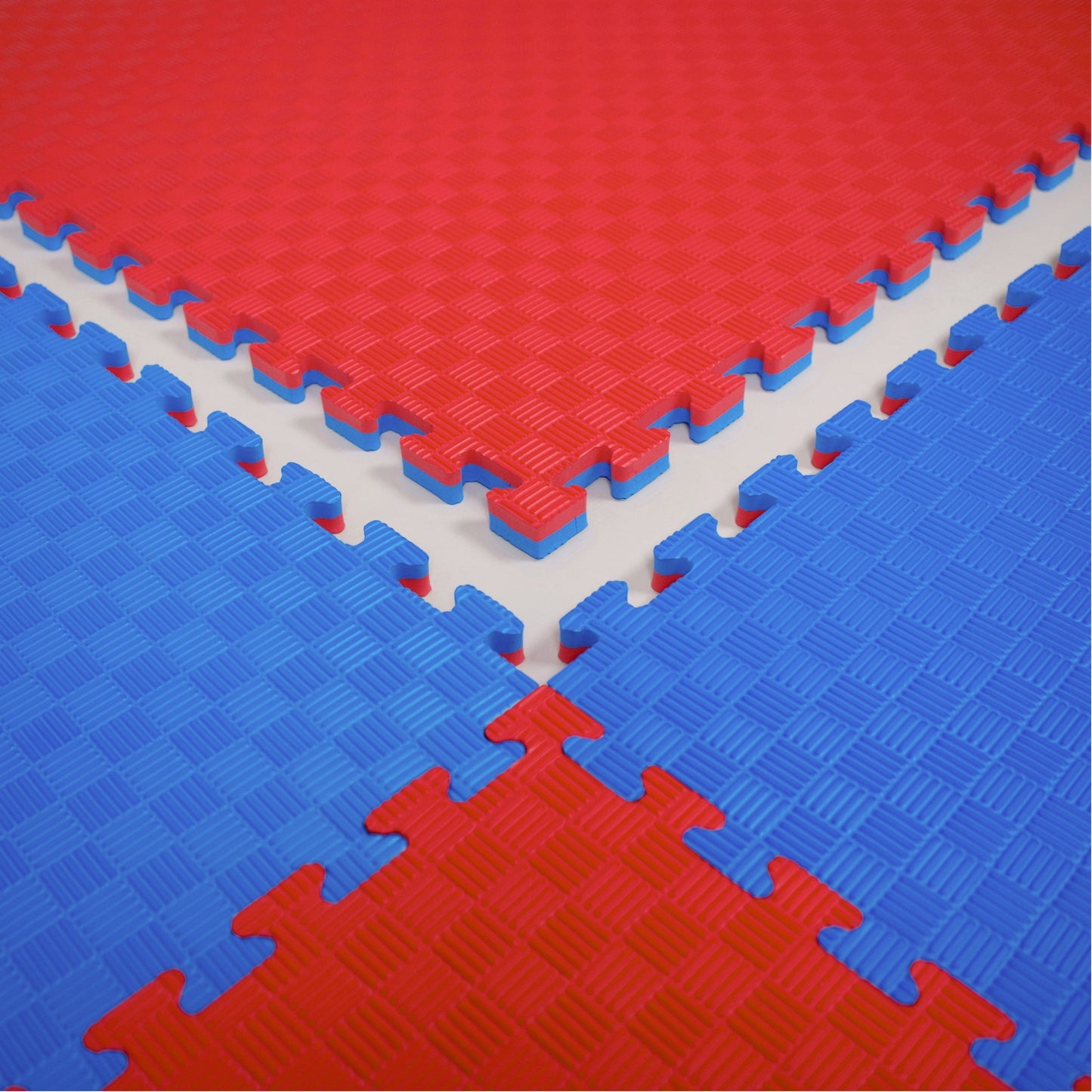 Kampfsport Puzzlematte 100 x 100 cm in Rot und Blau mit rutschfester Oberfläche. Ideal für Fitness, Yoga und Bodenschutz, online erhältlich.