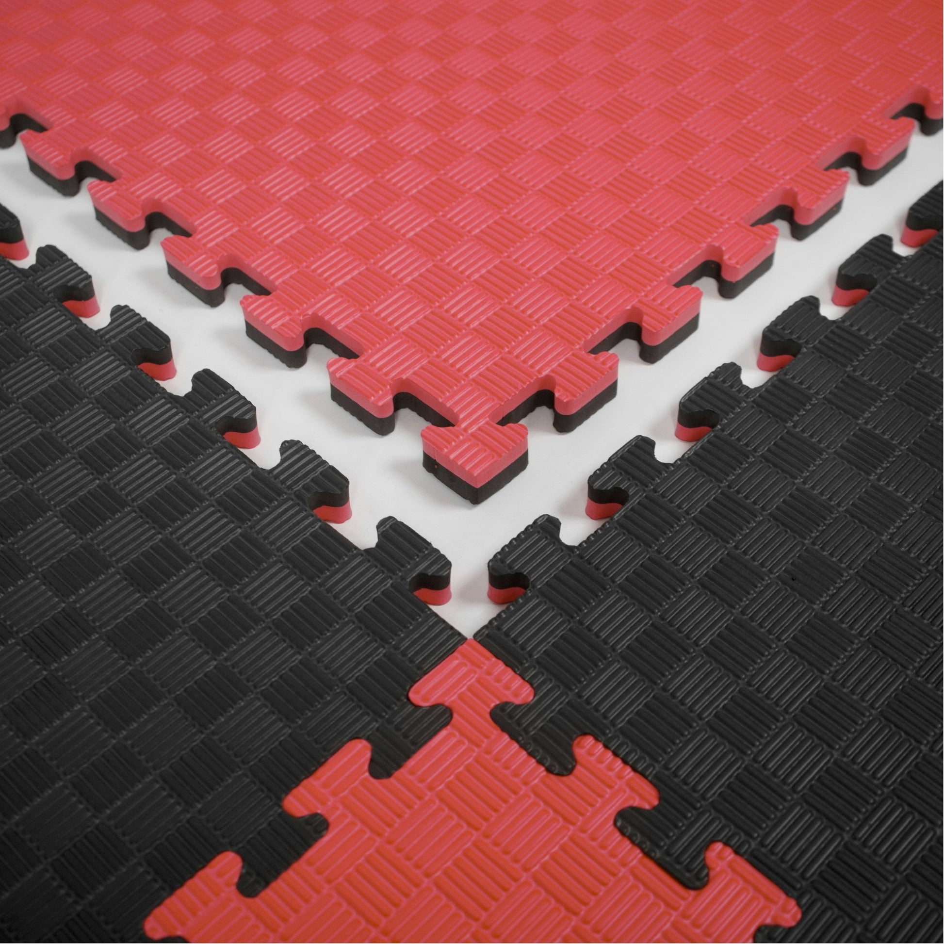Kampfsport Puzzlematte 100 x 100 cm in Rot und Schwarz mit rutschfester Oberfläche. Ideal für Fitness, Yoga und Gymnastik, online kaufen.