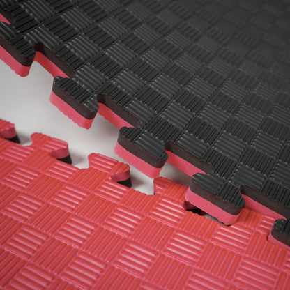 Kampfsport Puzzlematte 100 x 100 cm in Schwarz-Rot mit strukturierter Oberfläche. Ideal als rutschfeste Bodenmatte für Fitness und Gymnastik.